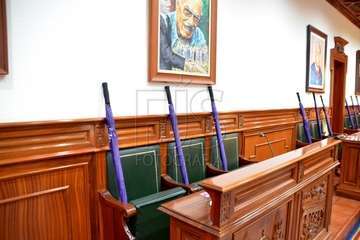  La profesora Celia Jiménez pone voz en el Pleno al manifiesto institucional contra la violencia machista (Foto TA)